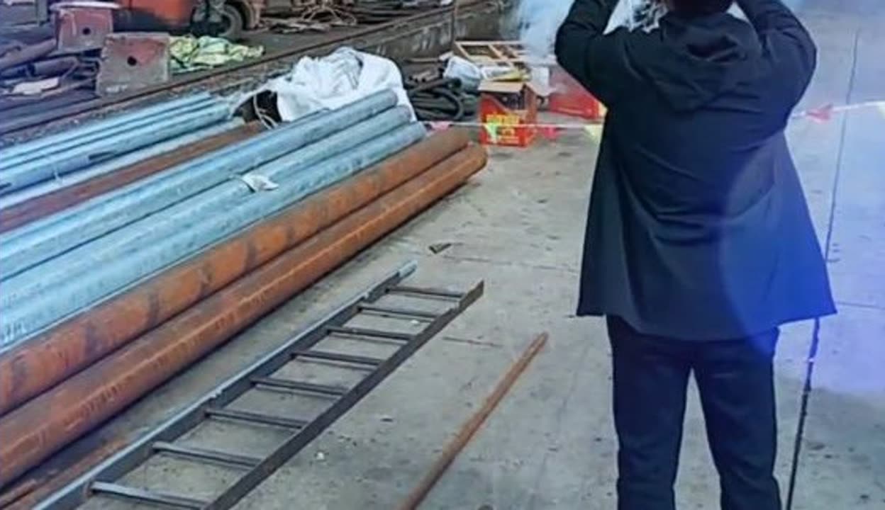 賀&ldquo;榮和正&rdquo;船氣囊上排下水接水吉水順利#氣囊下水#船舶下水#船用氣囊#氣囊上排下水